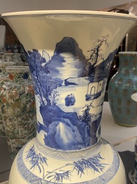Een grote Chinese blauw-witte 'yenyen' vaas met figuren in een bergachtig landschap, Kangxi
